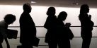 1435600_3_f3e6_une-file-de-demandeurs-d-emploi-a-new-york